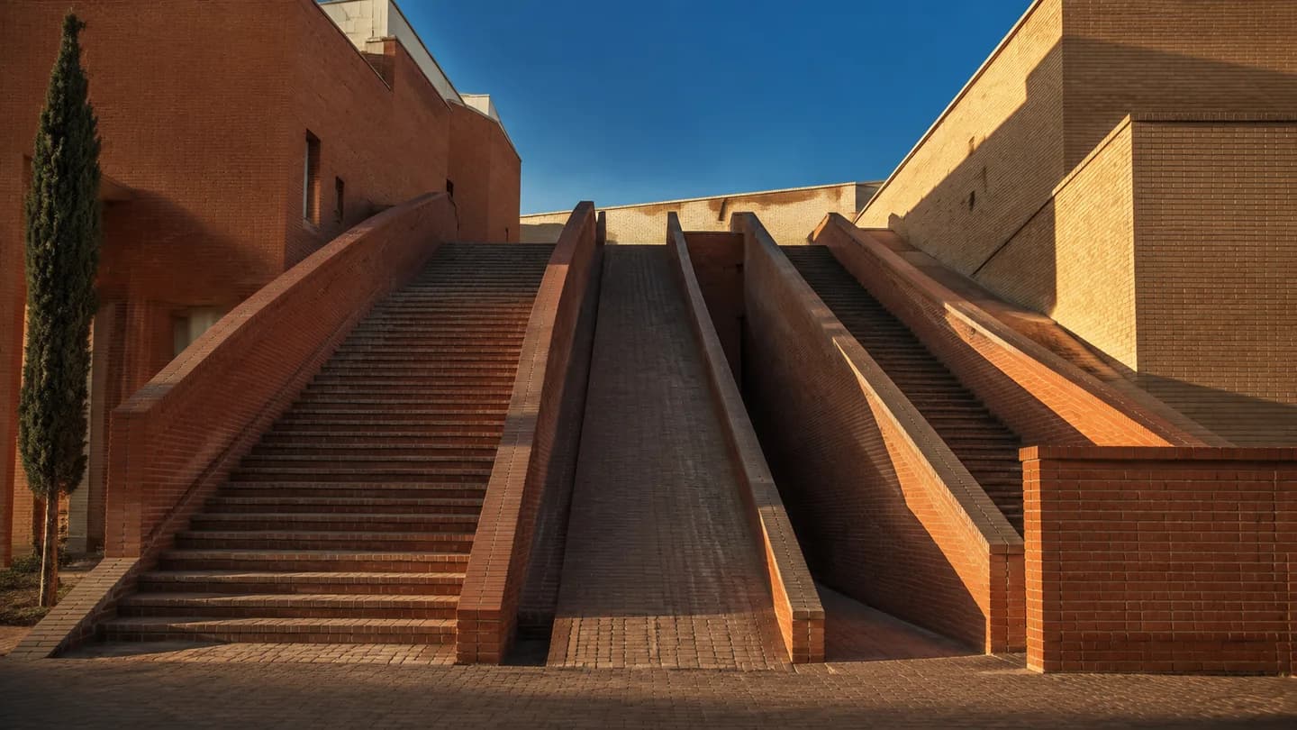 مسیرهای متفاوت در یک حیاط آجری